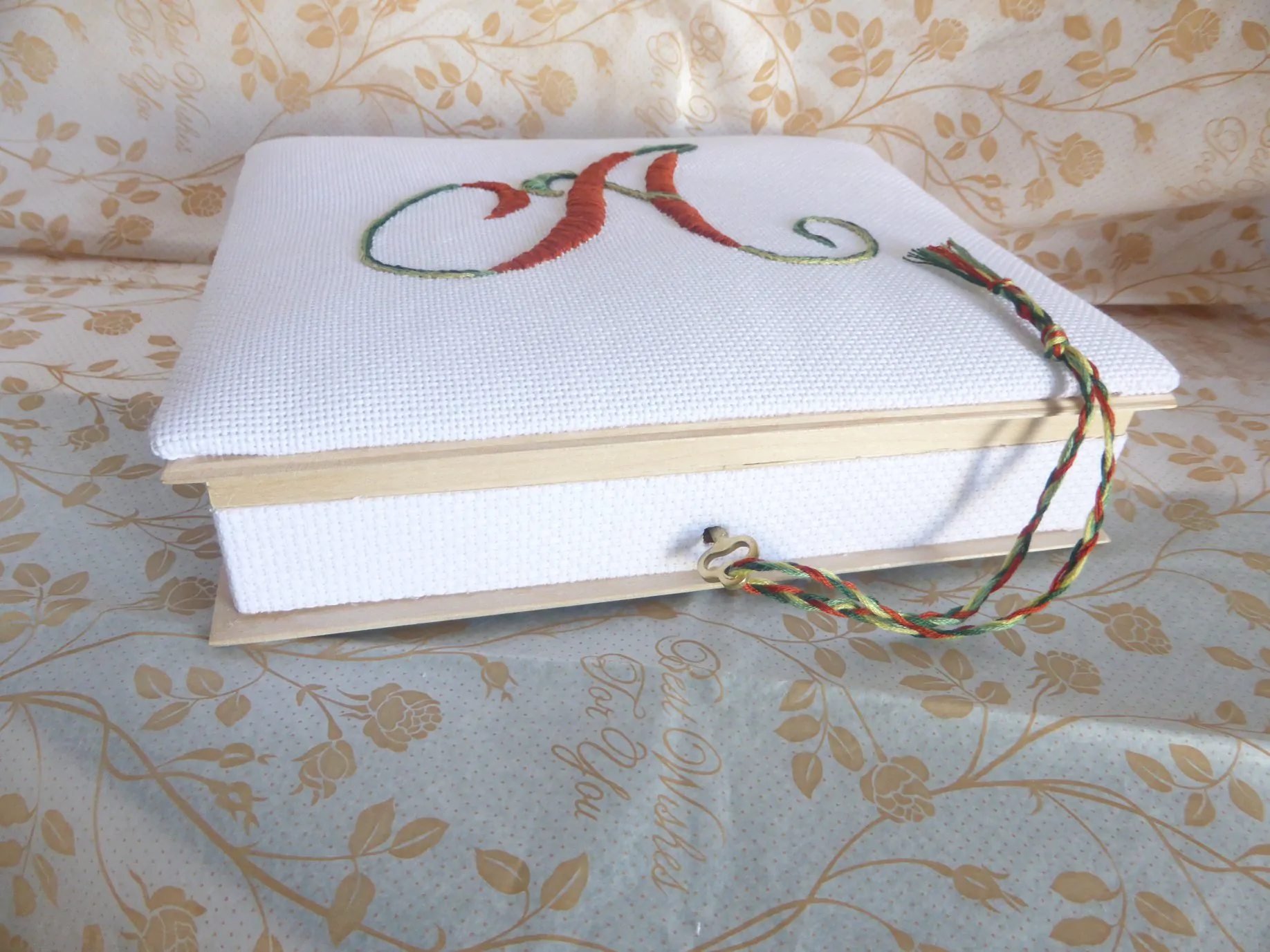 Κεντητό Κουτί με Κλειδαριά