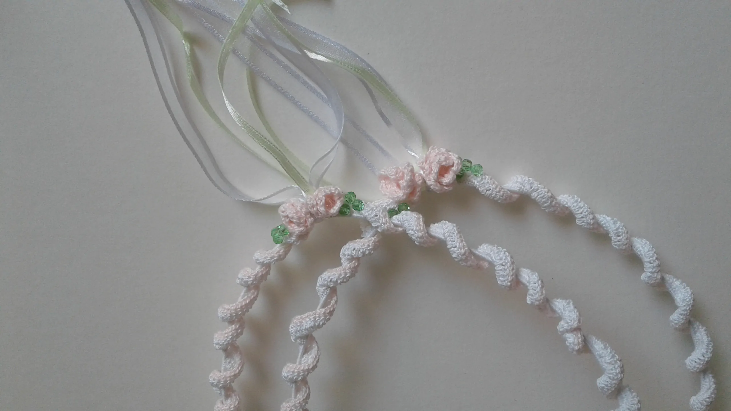 Στεφανοθήκη κεντητή & Στέφανα λευκή δαντέλα με ροζ λουλούδια - Image 4