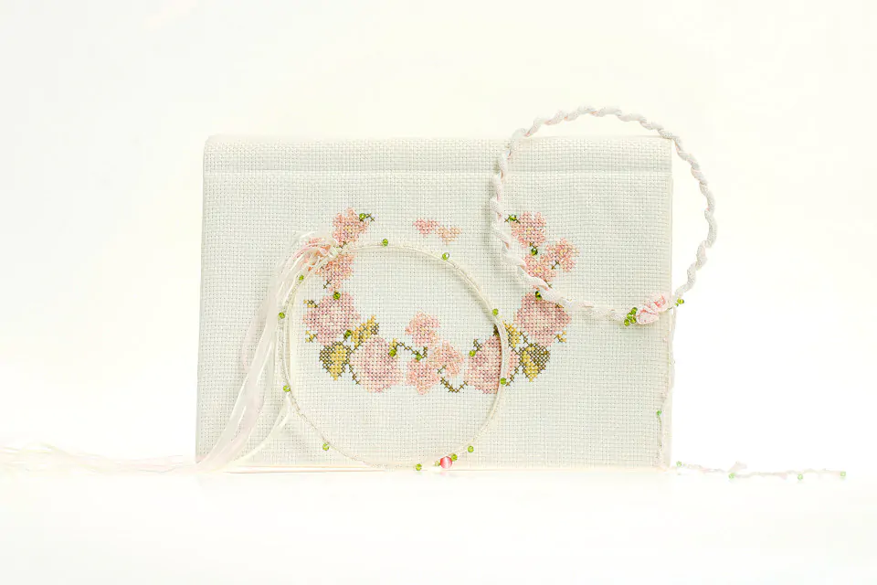 Στεφανοθήκη κεντητή & Στέφανα λευκή δαντέλα με ροζ λουλούδια