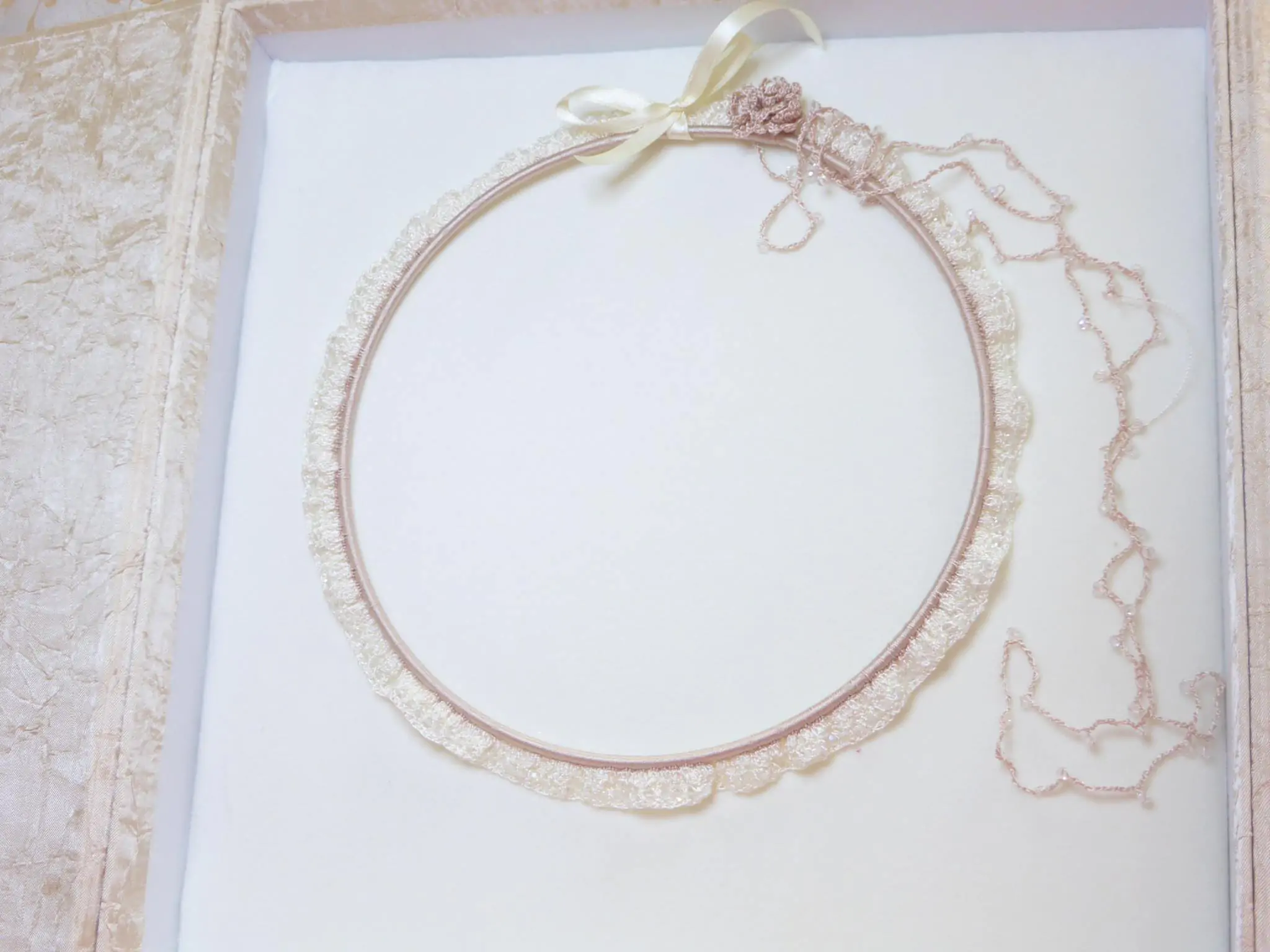 Στέφανα μεταξωτή δαντέλα crème-nude - Image 4