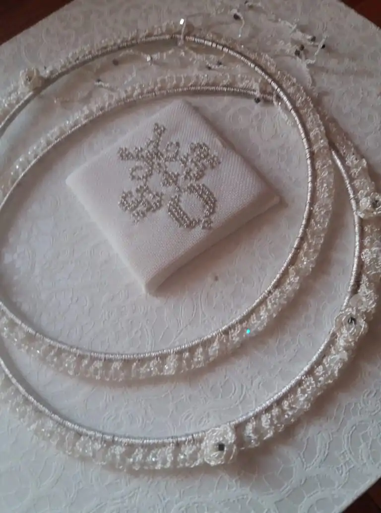 Στέφανα μεταξωτά επάργυρα & Στεφανοθήκη "Ρόδι"